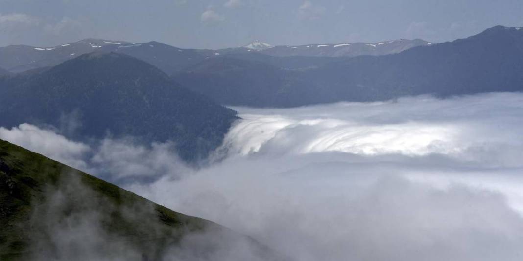 Doğaseverler ve fotoğraf tutkunları buraya bayılıyor! Denizden tam 1815 metre yükseklikte: Sis denizi manzarası eşsiz… 7